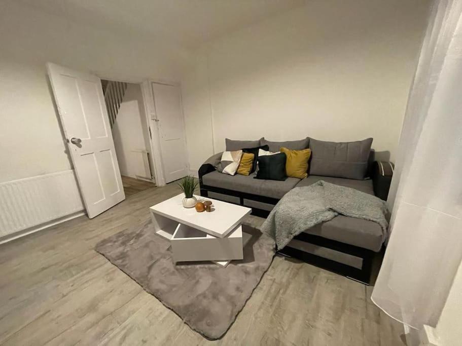 Comfortable 2 Bedroom On Tower Bridge 런던 외부 사진